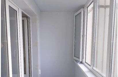Теплое остекление и отделка балкона ПВХ панелями, установка балконного блока - фото - 2